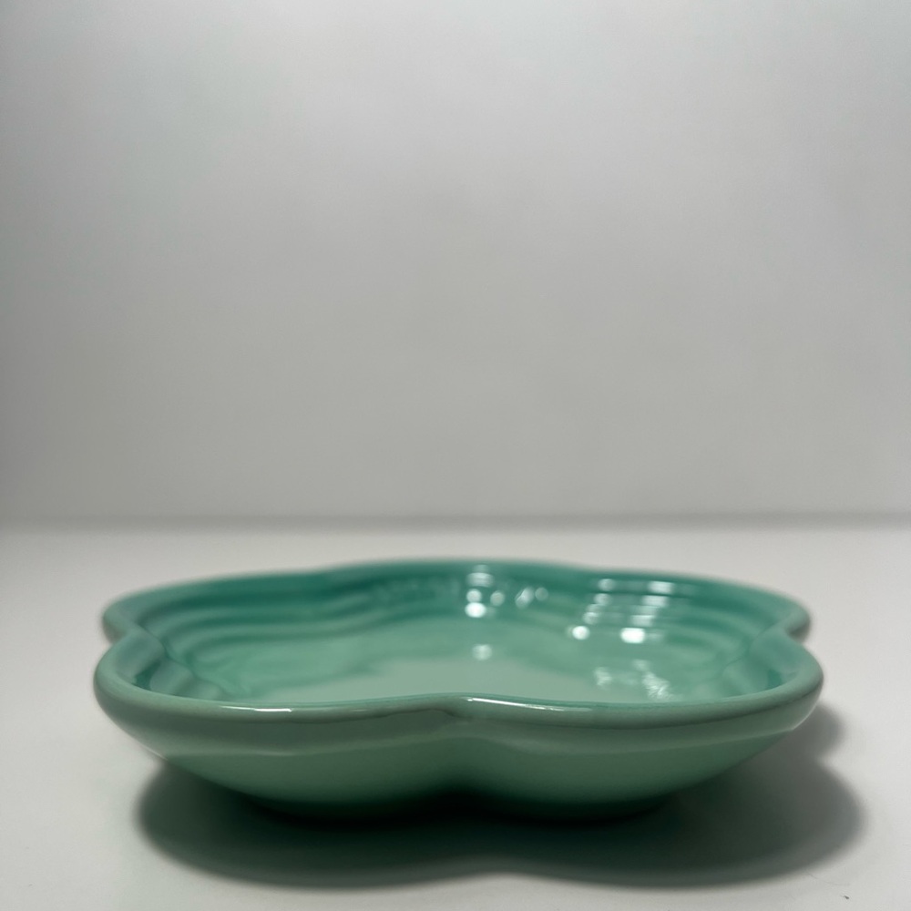 Le Creuset Stoneware Flower Petal Scalloped Trinket Dish Plate Tray - Picture 8 of 11